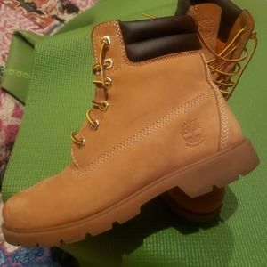 Women's 6 in Timbs
